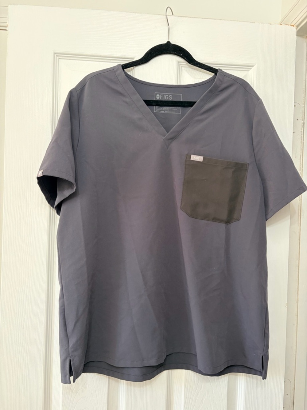 FIGS Catarina One Pocket Scrub Top - charcoal size 2xl